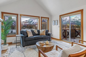 UPDATED Attractive Downtown Condo! Sleeps 10, Hot Tub, Mountain Views managed by Little Sister Getaways